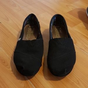All Black TOMS
